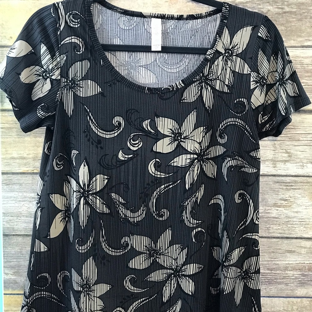 🎉🎉 NWT!! 🎉🎉 Classic T-shirt